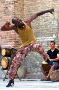 Stage de danses africaines au festival des Apéros Musique de Blesle