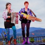 duo de 2 femmes, 2 voix et 6 instruments