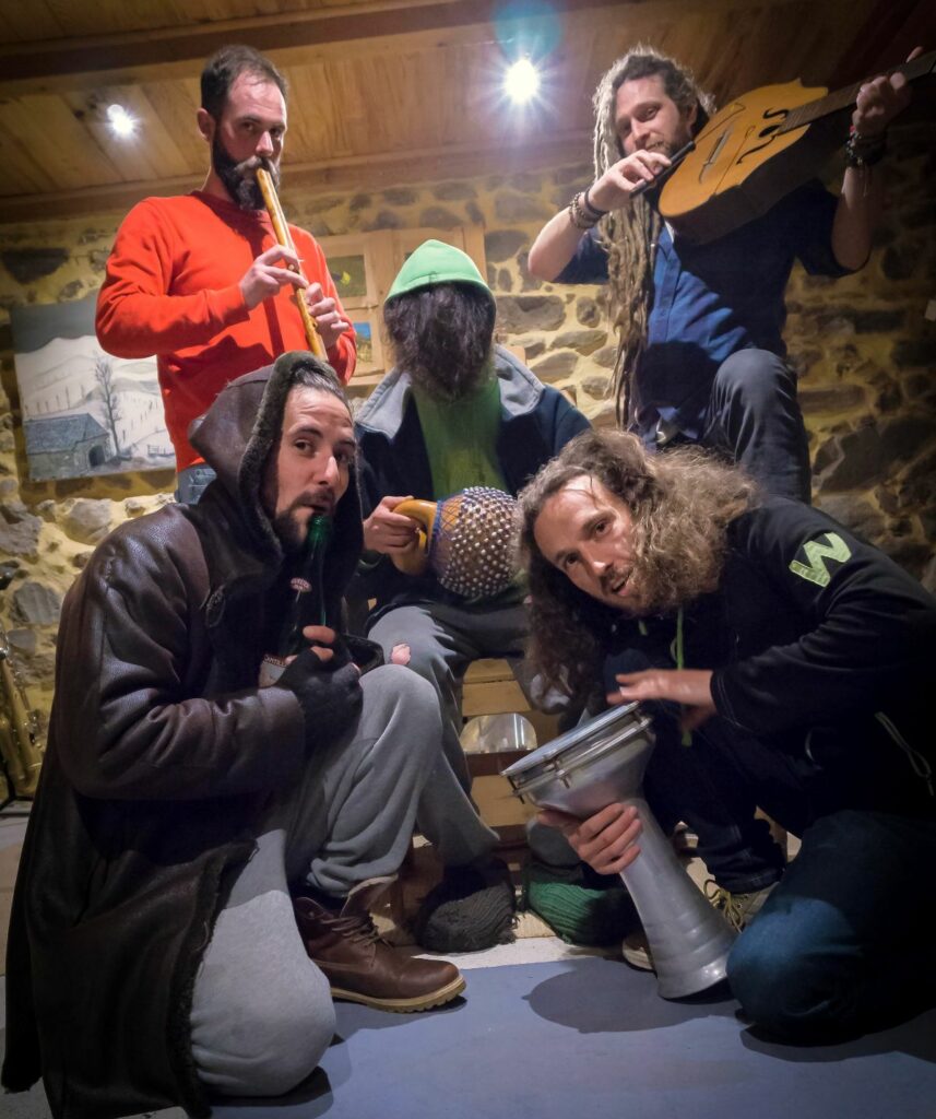 le groupe La revanche des Grenouilles en concert à Blesle avec les Vieilles Valises