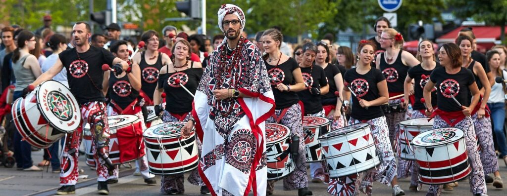 Déambulation dans les rue de Blesle avec la Batala Massif